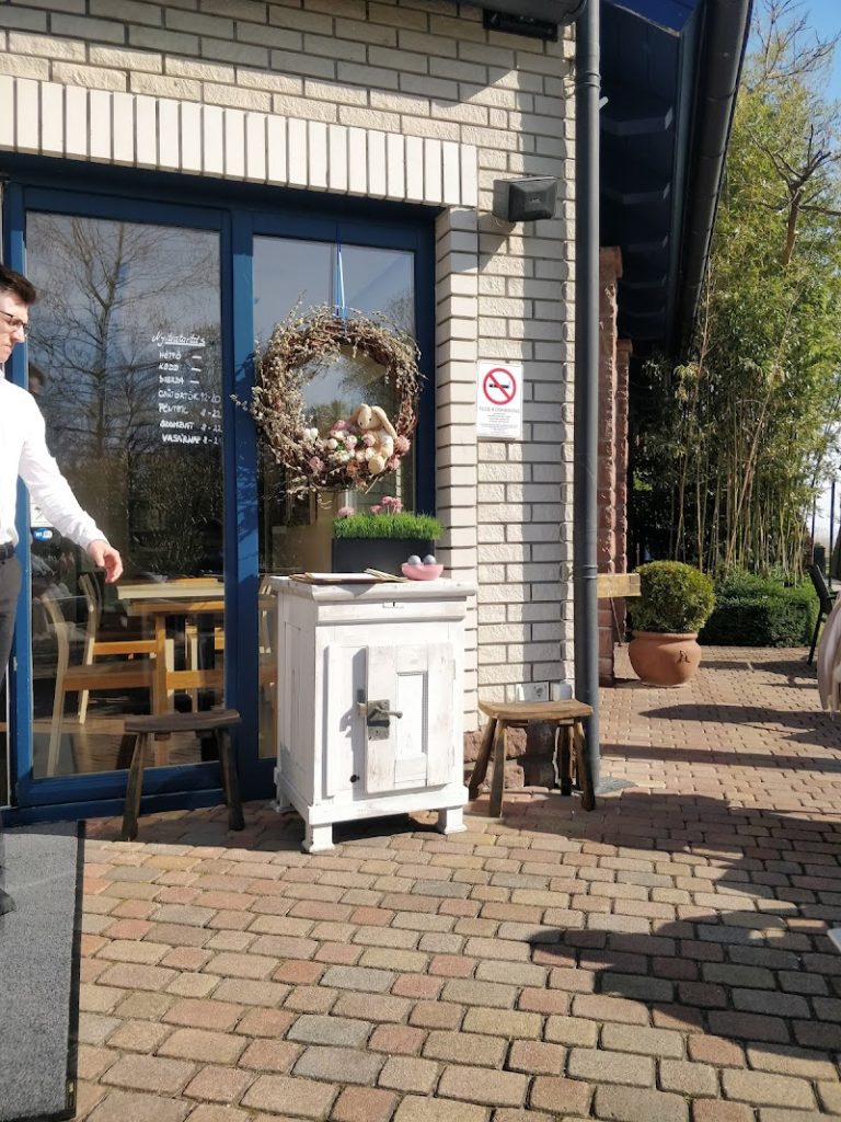 Almádi Yacht Club Kikötő és Étterem